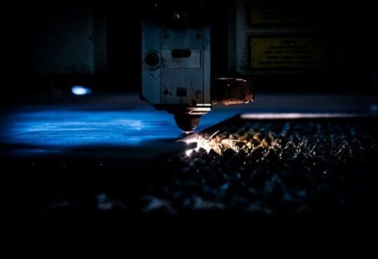 Como funciona o corte a laser de aço