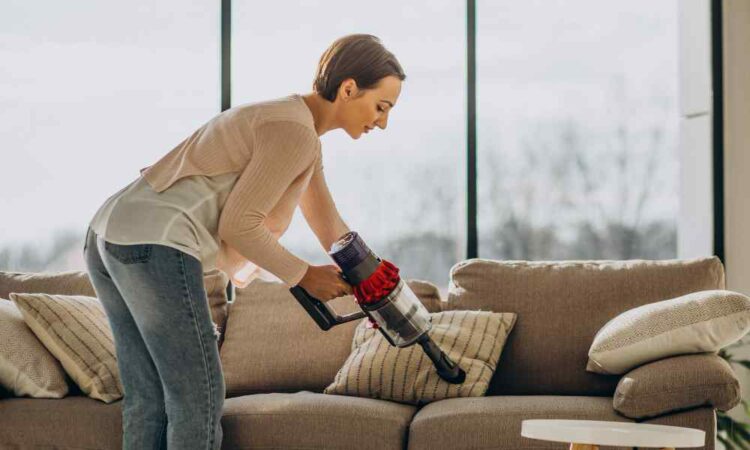 Como limpar sofá de suede e prolongar sua vida útil