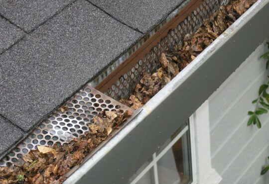 Limpeza de calhas: o segredo para conservar seu telhado